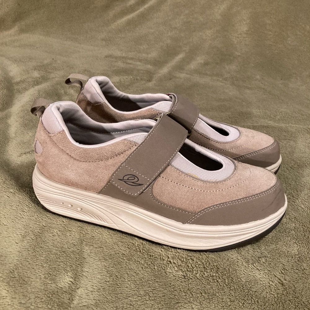 EUC Easy Spirit Vintage Y2K Leather Anti-Gravity Walking Shoes Sneakers Tan 8.5M